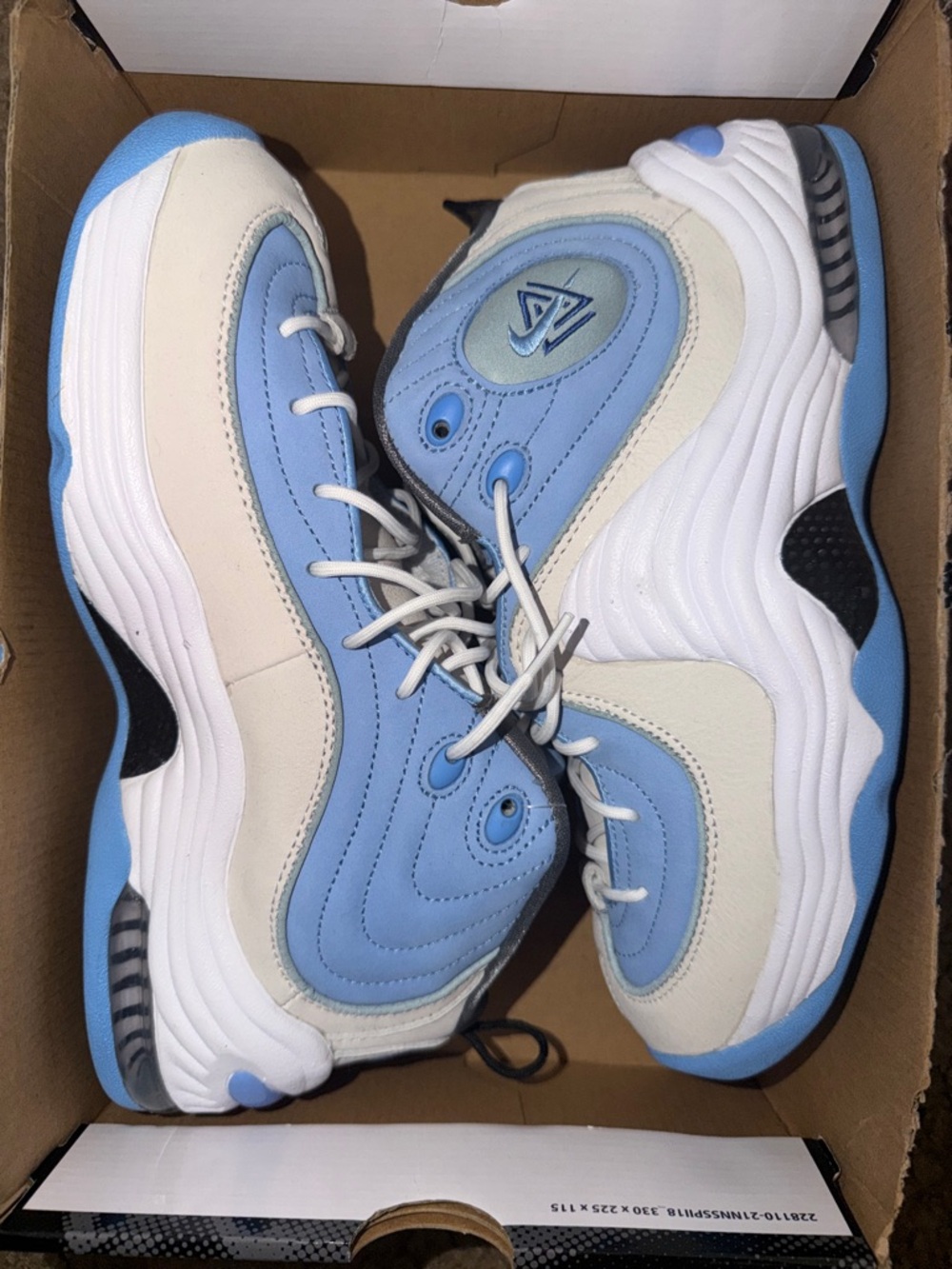 Nike penny 2 social status size 9 Men’s Light Blue and Cream Athletic Sneakers